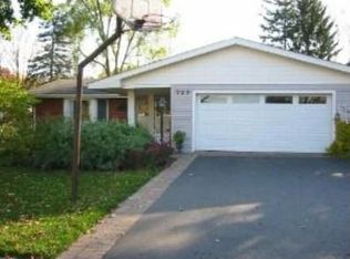 723 Valley Park Dr, Libertyville, IL 60048