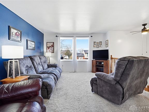 4th image of 129 Lexington Farm Rd