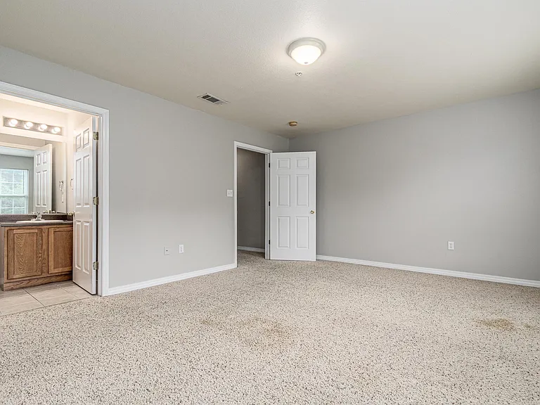 100 Corwin Dr — Photo 29