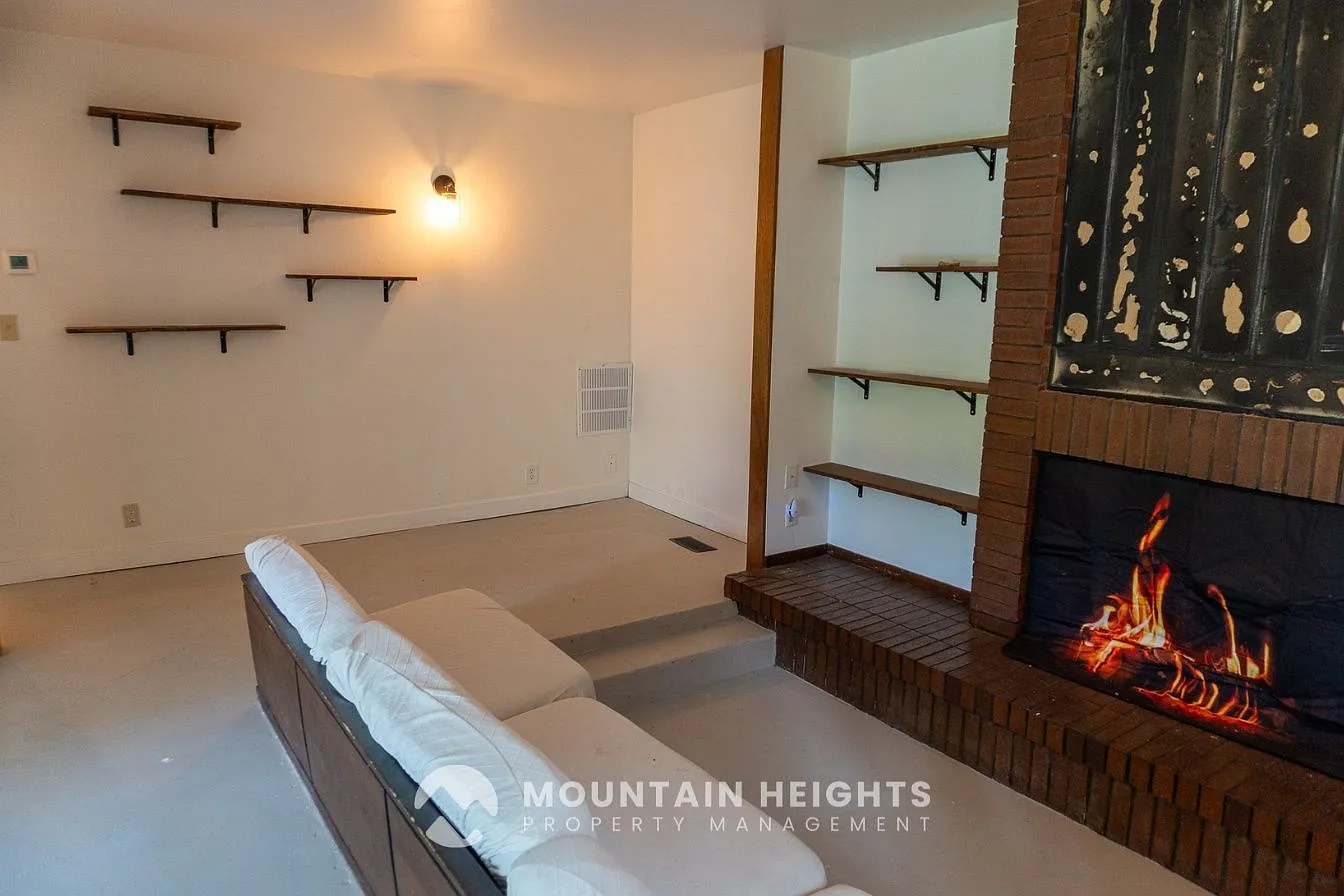 4 bed, 3.0 bath, 2500 sqft, $4,200 — Photo 3