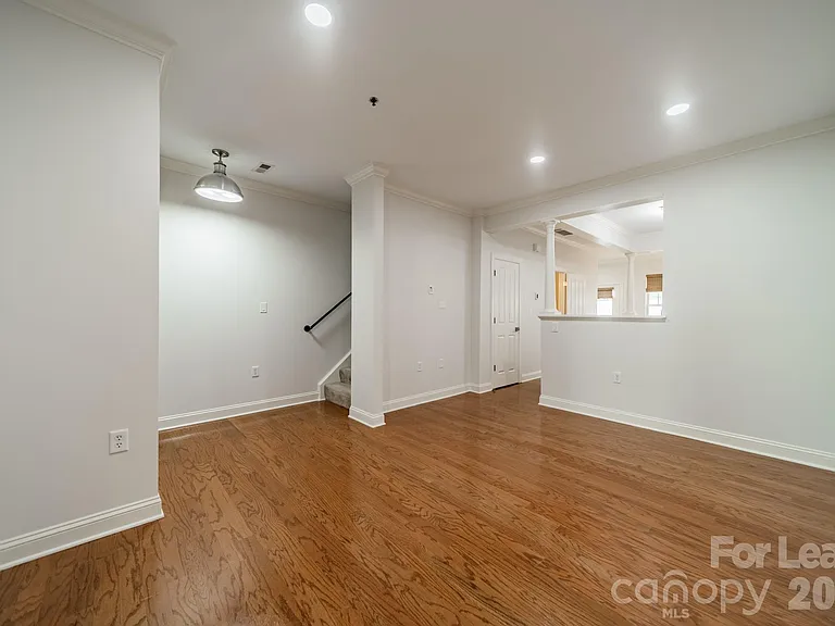 642 E 9th St — Photo 5