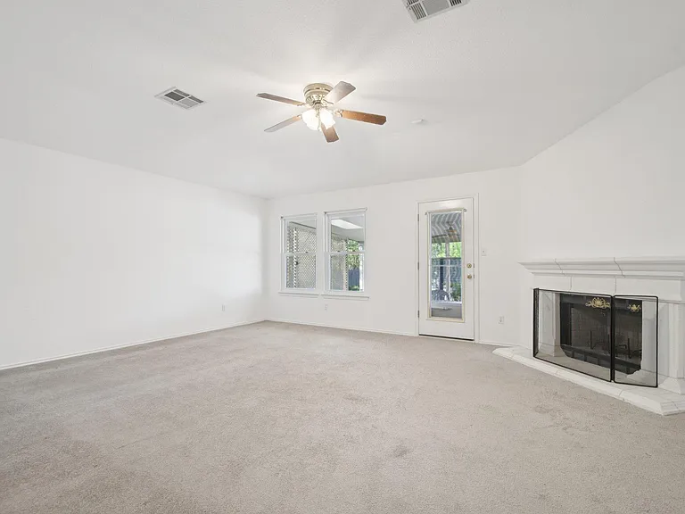 1300 Leah Ln — Photo 8
