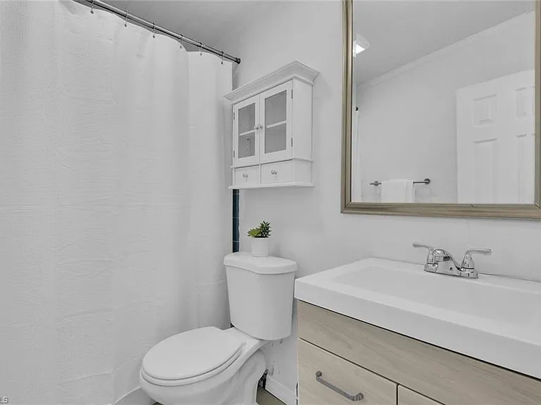 2048 Holiday Ln — Photo 20