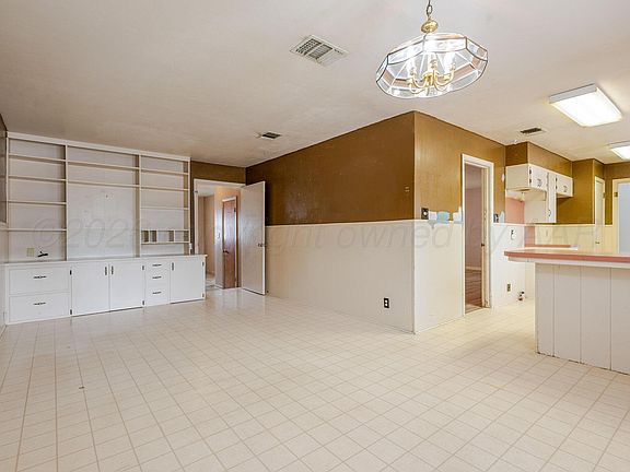 3rd image of 615 W Avenue J