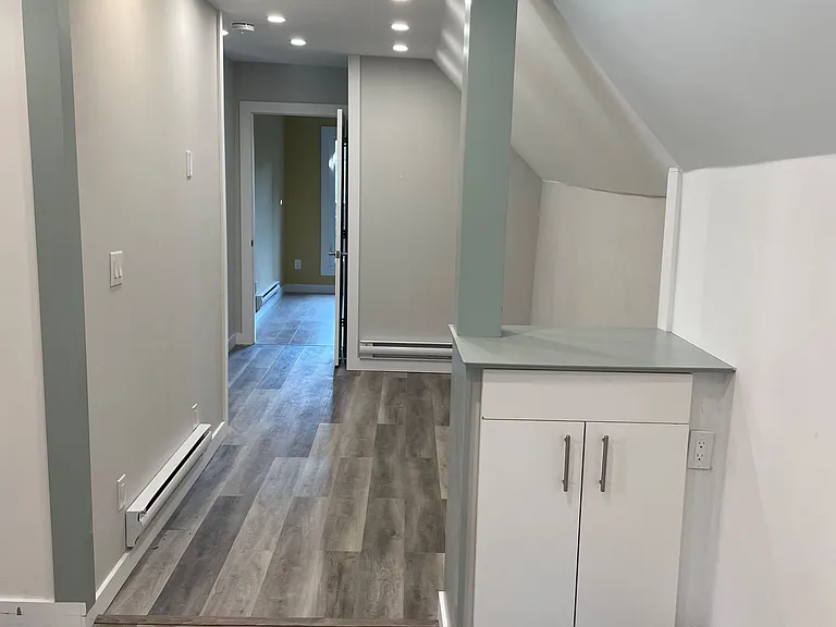 759 Barton St E — Photo 22