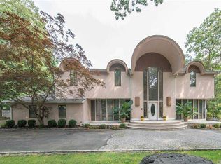 11 Hearthstone Dr, Dix Hills, NY 11746