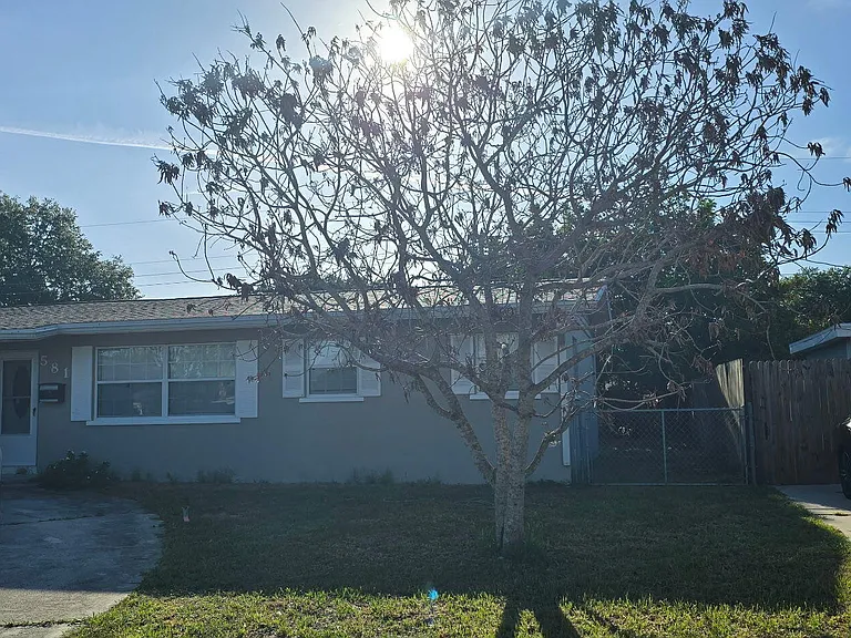 581 Oxford Ave — Photo 3
