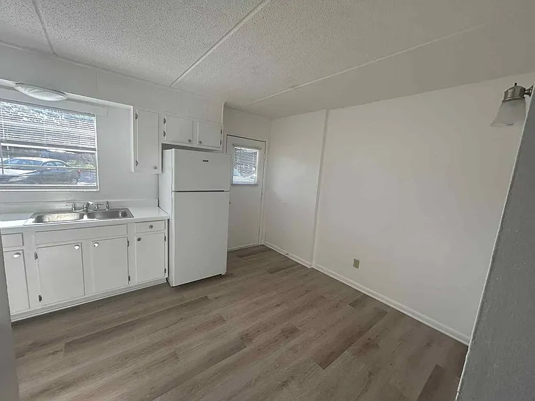 Pine Ridge Apartments at Shalimar — Photo 7