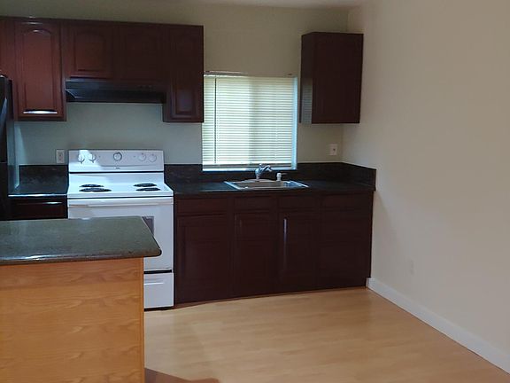 5th image of 2435 Lakeshore Blvd #2