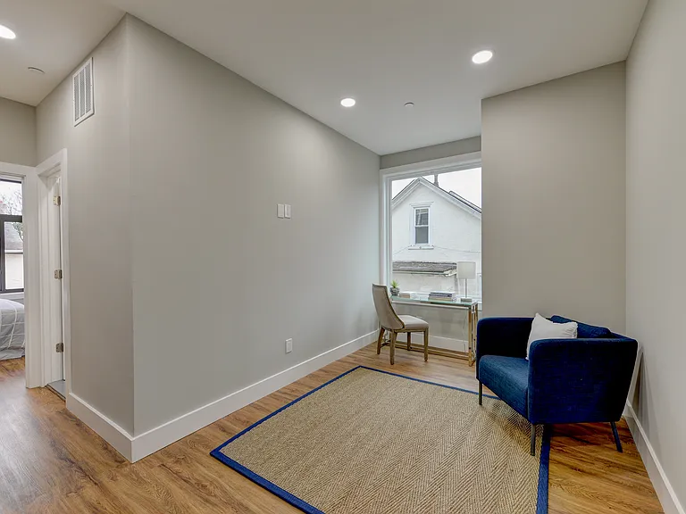135 E Springer St — Photo 38