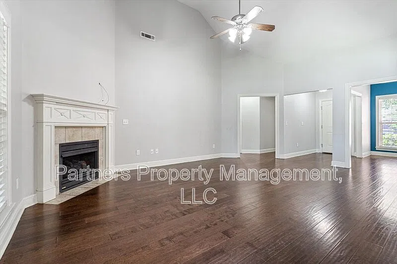 4 bed, 2.0 bath, 2355 sqft, $2,195 — Photo 4