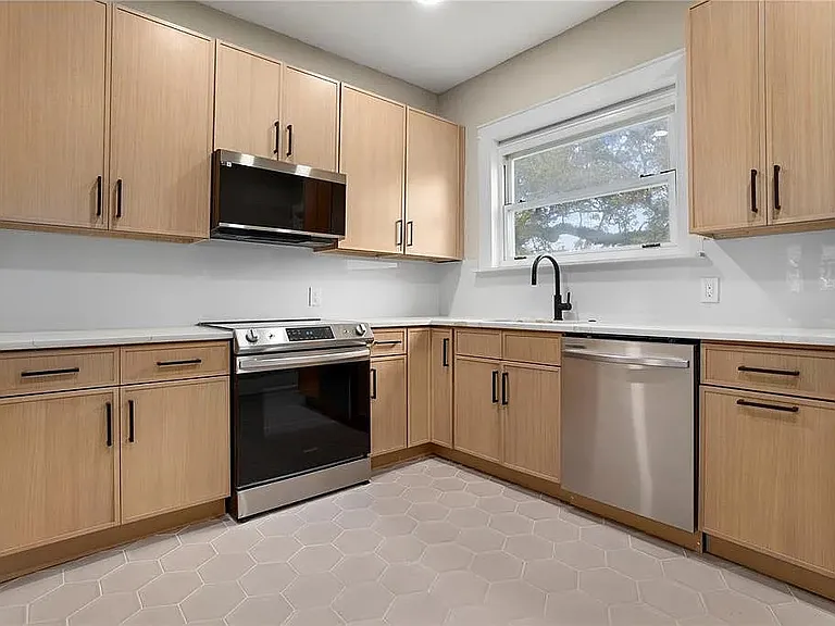119 Leon Ave — Photo 8