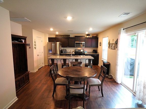 4th image of 877 Green Meadow Dr