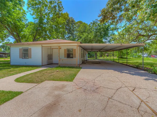 305 Oak Ridge Dr, Onalaska, TX 77360