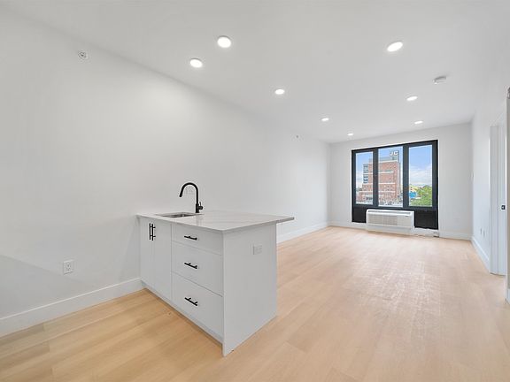 4th image of 316 Forrest St #601