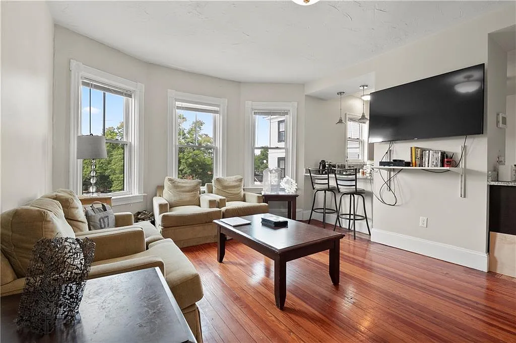 7 bed, 2500 sqft, $1,100 — Photo 1