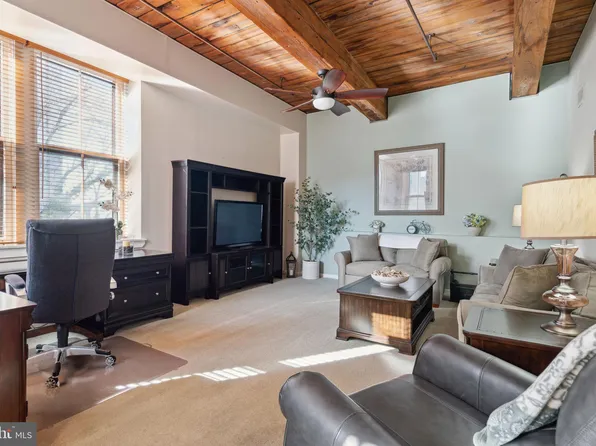 301 Race St APT 305, Philadelphia, PA 19106