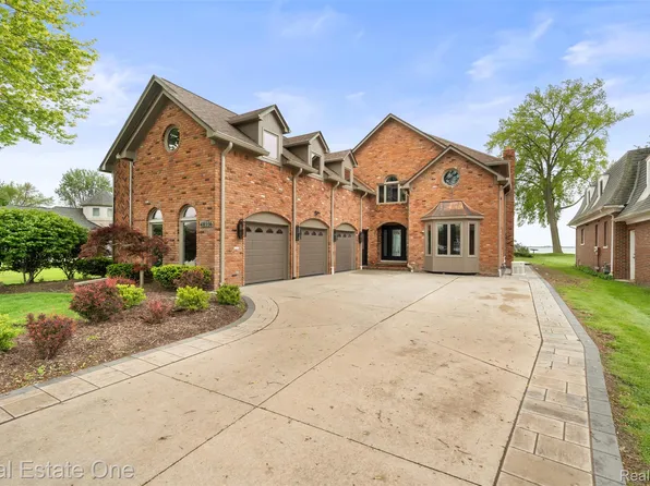 48556 Harbor Dr, Chesterfield, MI 48047