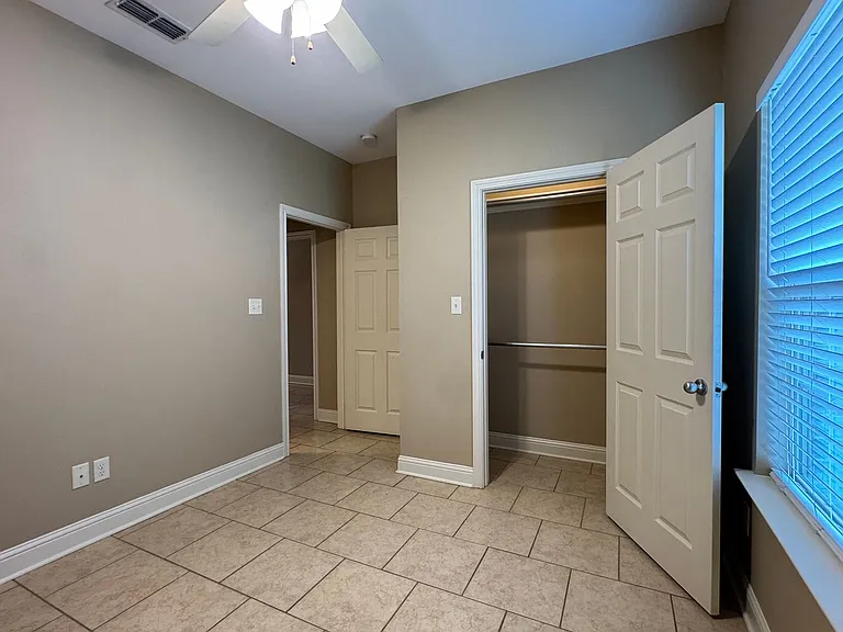 9100 Shadow Oak Dr — Photo 8