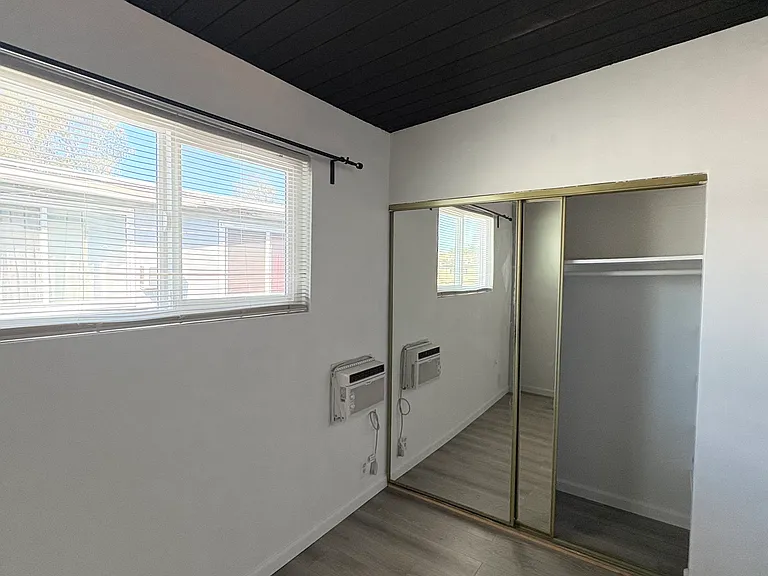 7559 Whitsett Ave — Photo 8