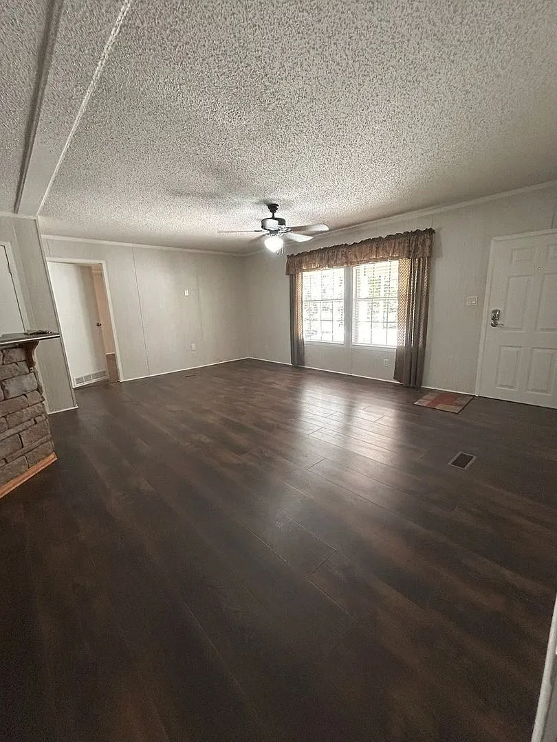 Immaculate 4BR Mobile Home in the heart of Knightsville for a mid October move! — Photo 4