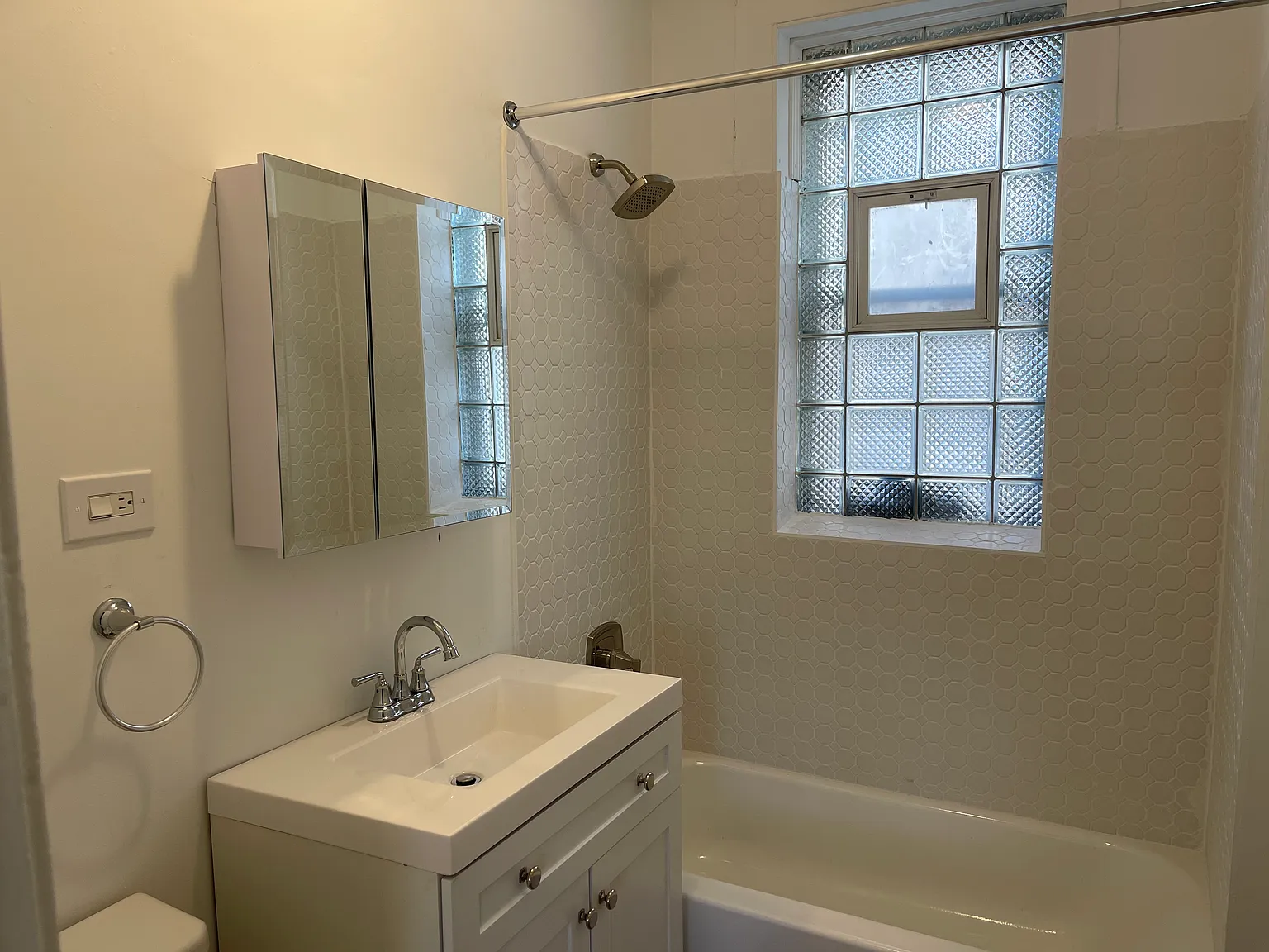 2714 W Ainslie St — Photo 4