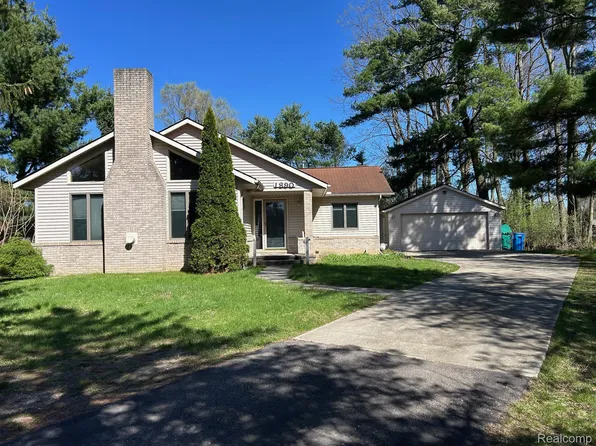 1890 Welch Rd, Commerce Township, MI 48390