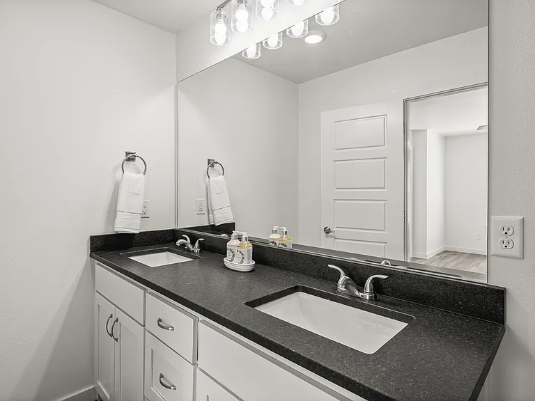 547 W Pickens Rd — Photo 15