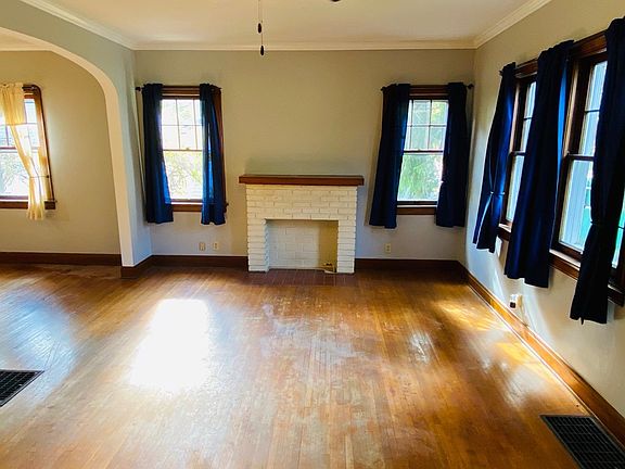 3rd image of 1017 College Blvd