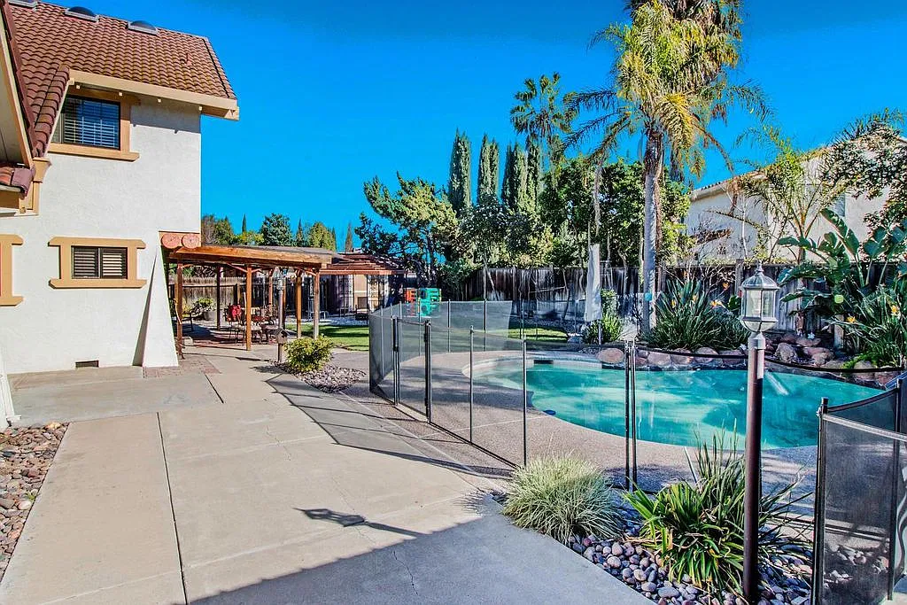 4 bed, 2.5 bath, 2617 sqft, $3,800 — Photo 4