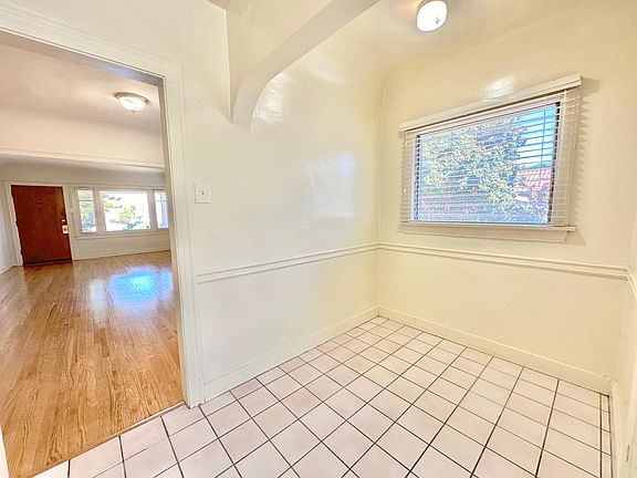 4th image of 11242 Oxnard St