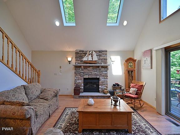 4th image of 114 Thornwood Ter