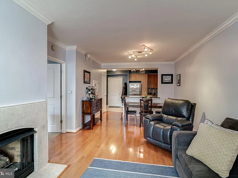 1021 N Garfield St #611 — Photo 15