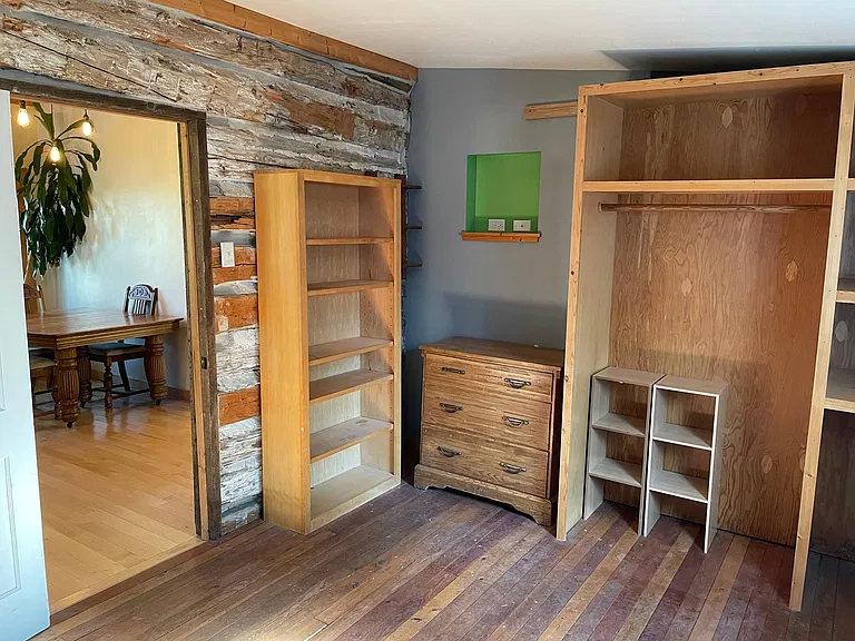 Second bedroom.