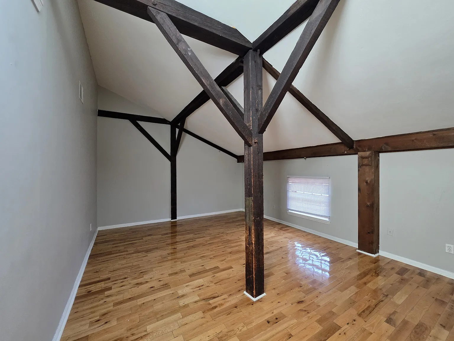 28 E Grand Ave — Photo 4