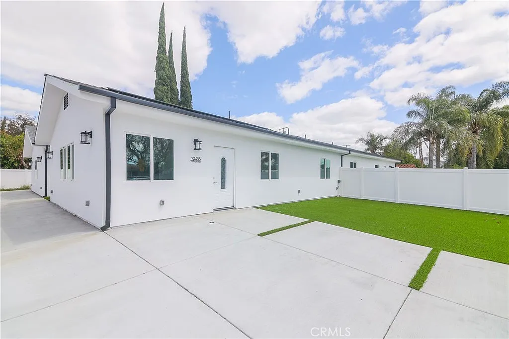 Building Photo - 19455 Strathern St