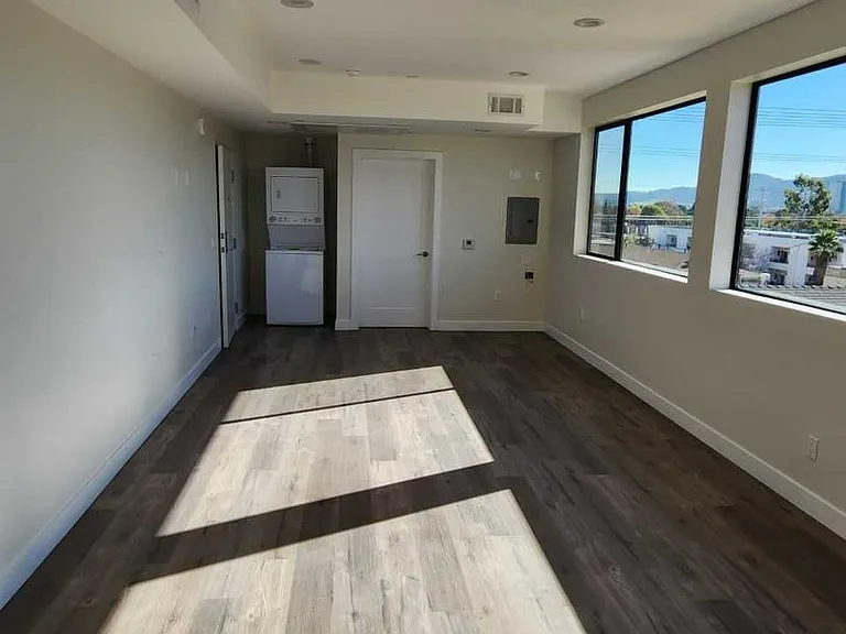 5232 Willowcrest Ave — Photo 3