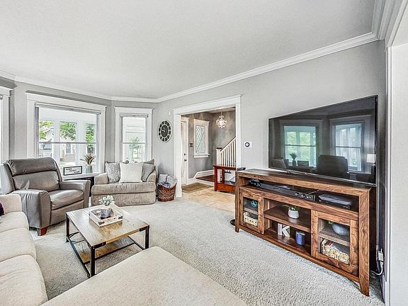 3rd image of 806 S Lombard Ave