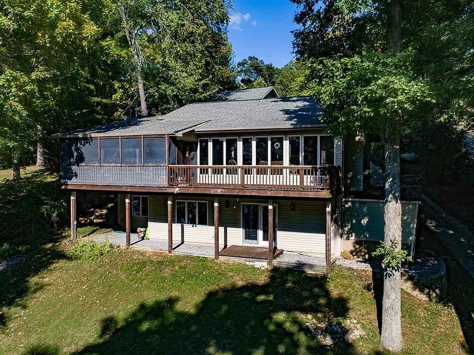 1st image of 233 Arlington Ct