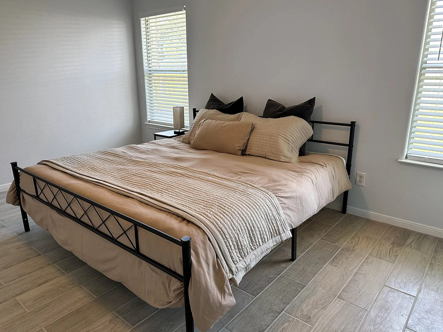 4 bed, 2.0 bath, 1550 sqft, $1,274 — Photo 1
