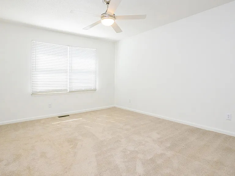 Belmont Heights Apartments & Townhomes — Photo 24