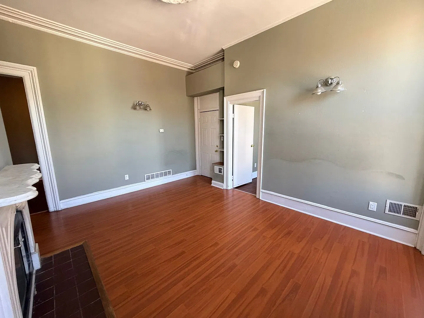 3br / 1 Bath - Center Square Available Now! — Photo 2
