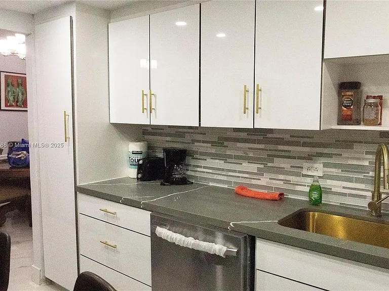5005 Collins Ave #1523 — Photo 16