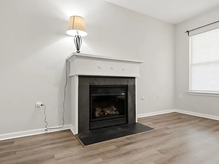 614 E 9th St — Photo 25