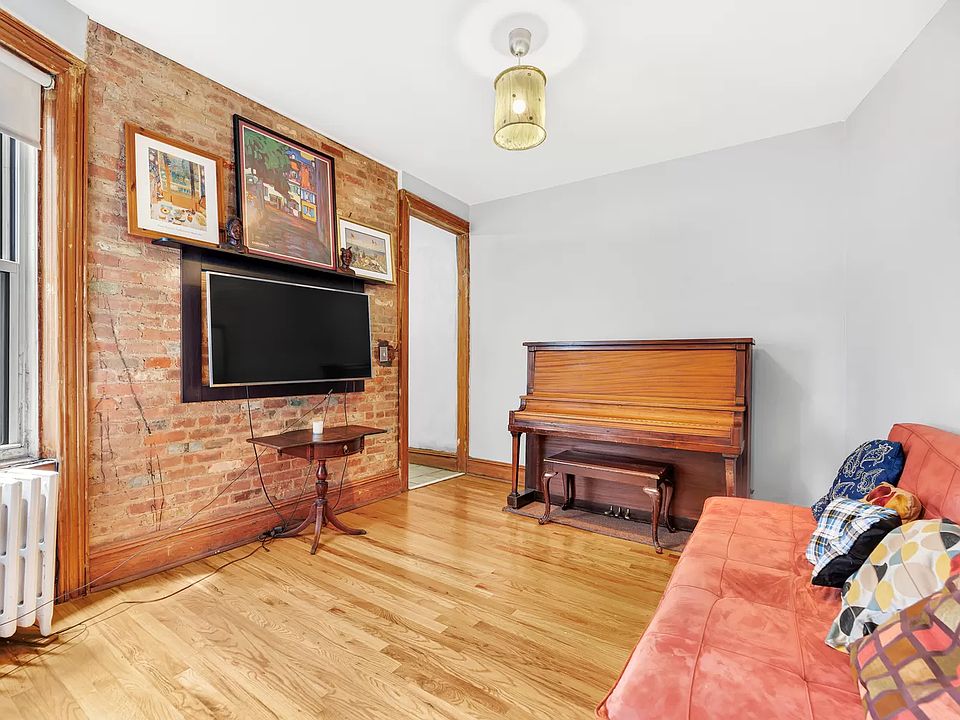 1st image of 125 E 4th St APT 9