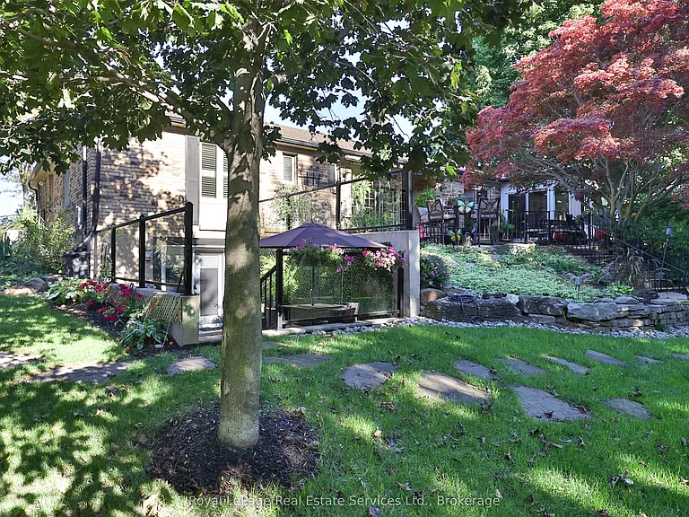184 Dundas St E — Photo 37