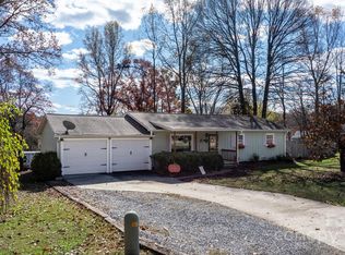 1553 Castell Ln, Hickory, NC 28601