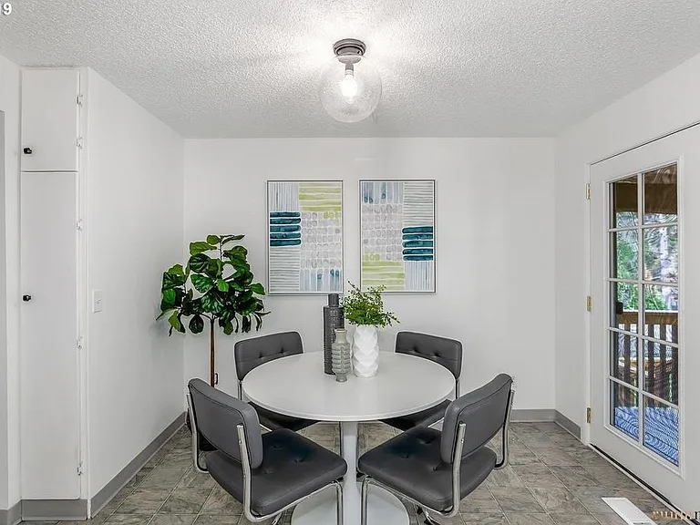 8205 SW Laurel St — Photo 3