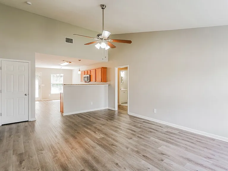 913 Birchmill Point S — Photo 3