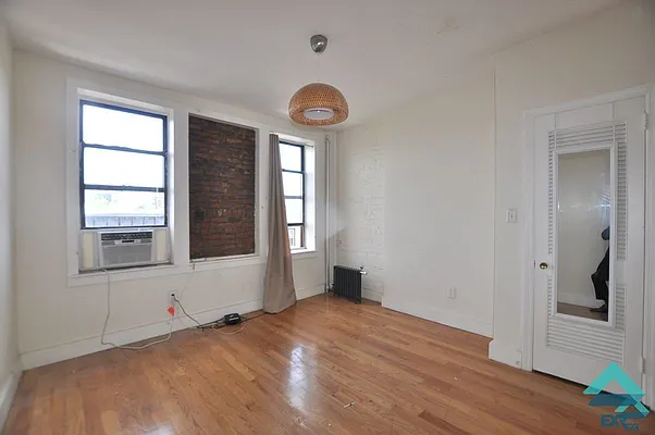 Rented by EXR | media 50